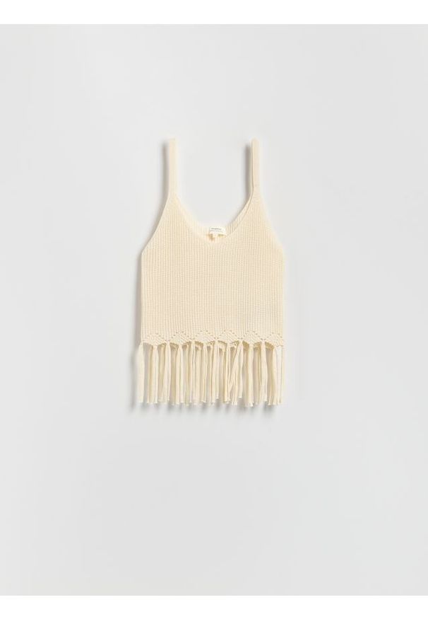 Reserved - Krótki top z frędzlami - złamana biel. Materiał: wiskoza, dzianina. Długość: krótkie