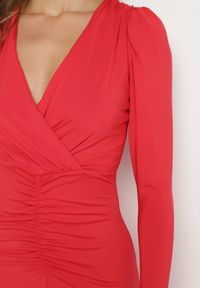 Born2be - Czerwona Elegancka Sukienka Kopertowa Ozdobiona Marszczeniami Zainara. Okazja: na imprezę, na spotkanie biznesowe. Typ kołnierza: dekolt kopertowy. Kolor: czerwony. Długość rękawa: długi rękaw. Wzór: aplikacja. Typ sukienki: kopertowe. Styl: elegancki #6