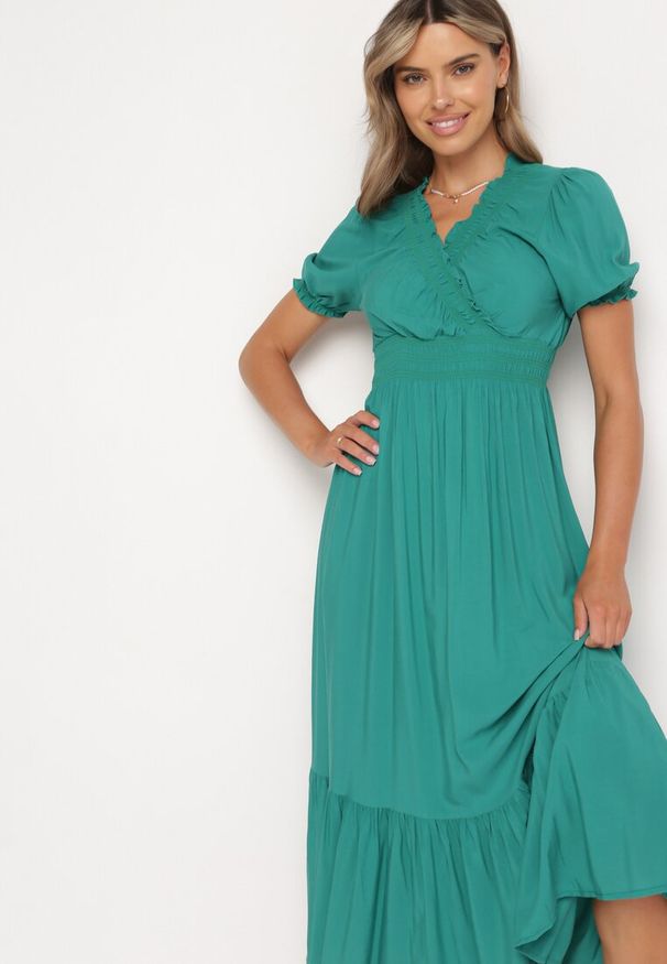 Born2be - Ciemnozielona Bawełniana Sukienka z Kopertowym Dekoltem w Stylu Boho Rissasie. Okazja: na co dzień. Kolor: zielony. Materiał: bawełna. Typ sukienki: kopertowe. Styl: boho
