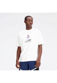 Koszulka męska New Balance MT33588SST – biała. Kolor: biały. Materiał: bawełna. Długość rękawa: krótki rękaw. Długość: krótkie. Wzór: napisy. Sport: koszykówka
