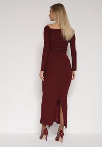 Born2be - Bordowa Dopasowana Sukienka z Ozdobnym Marszczeniem Trenem i Rozcięciem Alutria. Okazja: na wesele, na ślub cywilny. Kolor: czerwony. Długość rękawa: długi rękaw. Typ sukienki: dopasowane #4