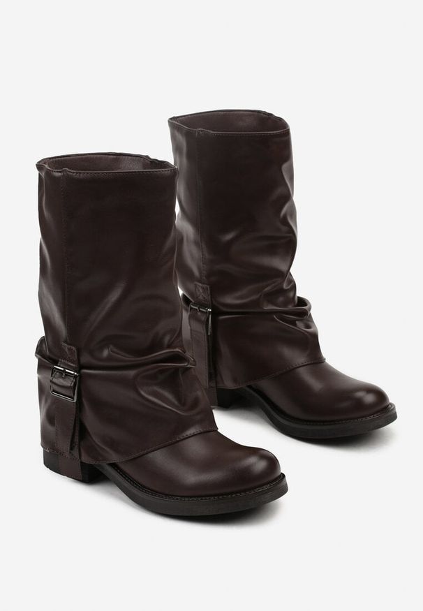 Born2be - Brązowe Botki z Wywiniętą Marszczoną Cholewką Typu Biker z Paskiem Olinessa. Okazja: na co dzień. Zapięcie: pasek. Kolor: brązowy. Materiał: skóra. Szerokość cholewki: normalna. Styl: elegancki, casual