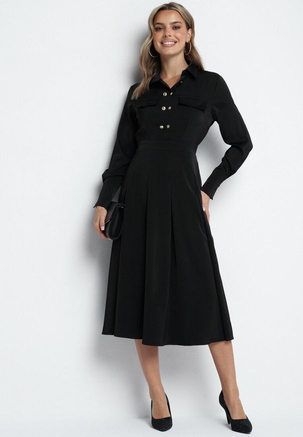 Born2be - Czarna Rozkloszowana Sukienka o Koszulowym Kroju z Imitacją Kieszeni i Gumką w Talii Rizza. Okazja: na co dzień. Kolor: czarny. Typ sukienki: koszulowe. Styl: elegancki, klasyczny, casual, wizytowy