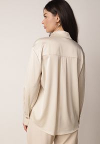 Born2be - Jasnobeżowa Elegancka Koszula Satynowa z Ozdobnymi Guzikami Yasura. Okazja: do pracy, na co dzień. Kolor: beżowy. Materiał: satyna. Styl: elegancki #3