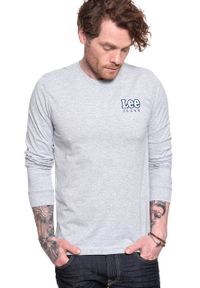 Lee - LEE CHEST LOGO TEE MĘSKA KOSZULKA Z DŁUGIM RĘKAWEM LONGSLEEVE LOGO SHARP GREY MELE L64SFE03. Kolor: szary. Długość rękawa: długi rękaw. Długość: długie #4