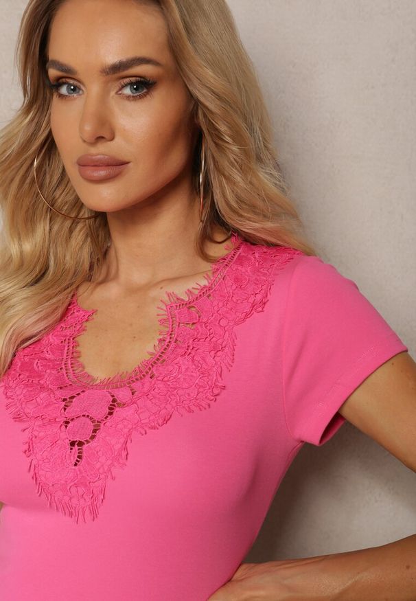 Renee - Fuksjowy T-shirt z Bawełny z Krótkim Rękawem i Ozdobną Koronką przy Dekolcie Comelina. Okazja: na co dzień, do pracy. Kolor: różowy. Materiał: bawełna, koronka. Długość rękawa: krótki rękaw. Długość: krótkie. Wzór: koronka. Styl: klasyczny, casual