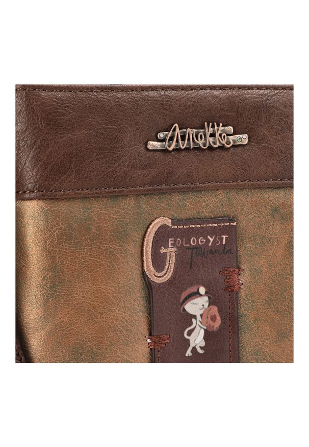 Brązowa Mała Torebka Damska Na Ramię Anekke. Kolor: brązowy. Wzór: napisy, aplikacja. Materiał: zdobione. Rozmiar: małe. Styl: elegancki. Rodzaj torebki: na ramię