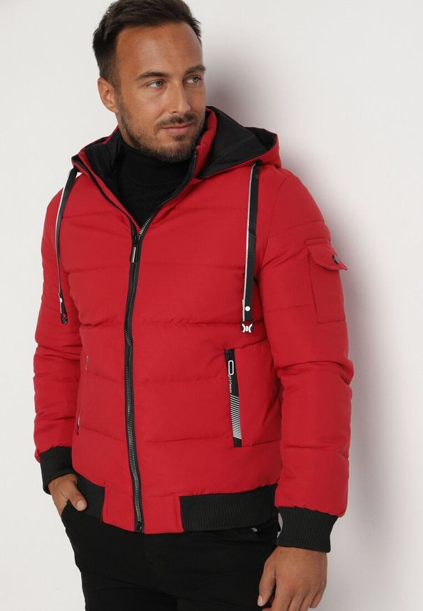 Born2be - Czerwona Pikowana Kurtka z Odpinanym Kapturem Amiotte. Kolor: czerwony. Wzór: aplikacja