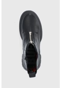 Buffalo Botki Shay damskie kolor czarny na płaskim obcasie. Nosek buta: okrągły. Kolor: czarny. Materiał: guma. Obcas: na obcasie. Wysokość obcasa: niski