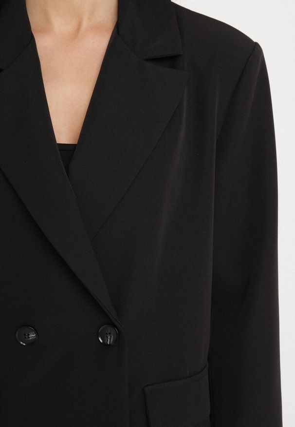 Born2be - Czarna Dwurzędowa Marynarka o Pudełkowym Kroju Oversize Kosalia. Okazja: na co dzień, na spotkanie biznesowe. Kolor: czarny. Materiał: jeans. Styl: klasyczny, casual, elegancki, biznesowy