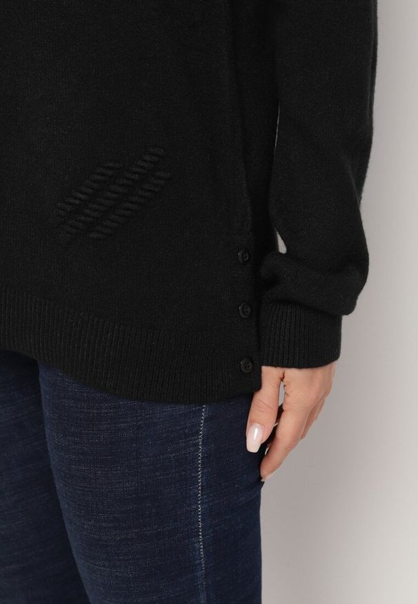 Born2be - Czarny Klasyczny Sweter Ozdobiony po Bokach Guzikami Lorethiel. Okazja: na co dzień, na spotkanie biznesowe. Kolor: czarny. Materiał: jeans. Wzór: aplikacja. Styl: klasyczny