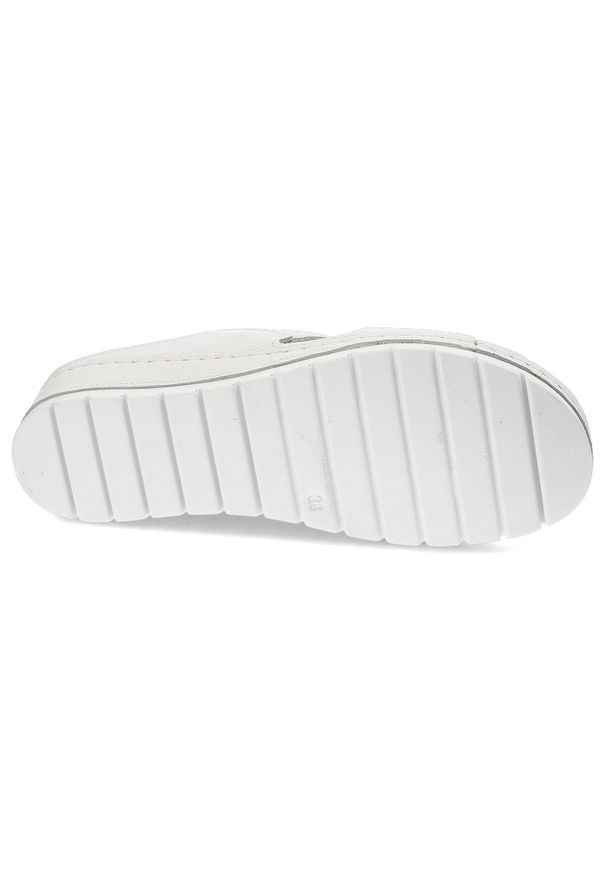 Białe Klapki Armodo Modne Obuwie Damskie. Kolor: biały. Materiał: skóra. Wzór: kolorowy. Sezon: lato. Styl: elegancki