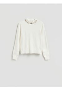 Reserved - Sweter z ozdobną aplikacją - kremowy. Kolor: kremowy. Materiał: wiskoza, dzianina. Wzór: aplikacja