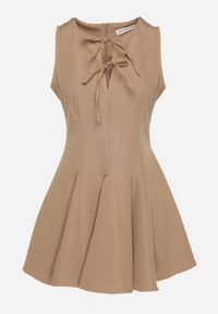 Born2be - Ciemnobeżowa Rozkloszowana Sukienka Bez Rękawów z Ozdobnymi Wiązaniami Avelkio. Okazja: na co dzień, na spacer. Kolor: beżowy. Długość rękawa: bez rękawów. Typ sukienki: rozkloszowane. Styl: casual, elegancki #4