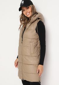 Born2be - Ciemnobeżowa Pikowana Kamizelka z Kapturem i Obustronnym Suwakiem Trilasa. Typ kołnierza: kaptur. Kolor: beżowy. Styl: elegancki #1