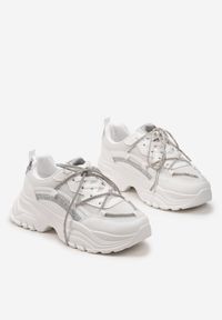 Born2be - Białe Sneakersy na Platformie z Brokatem i Cyrkoniami Ebavia. Kolor: biały. Wzór: aplikacja. Obcas: na platformie