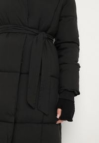 Born2be - Czarna Pikowana Kurtka Płaszcz za Kolano z Wiązanym Paskiem Opiedsse. Kolor: czarny #4