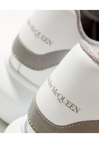 Alexander McQueen - ALEXANDER MCQUEEN - Sneakersy z odblaskowymi detalami. Nosek buta: okrągły. Zapięcie: sznurówki. Kolor: biały. Materiał: guma. Wzór: nadruk #5