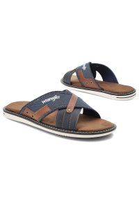 Granatowe Klapki Wrangler Modne Obuwie Męskie. Okazja: na co dzień. Kolor: niebieski. Materiał: materiał, skóra. Wzór: paski. Sezon: lato. Styl: wakacyjny, elegancki, casual