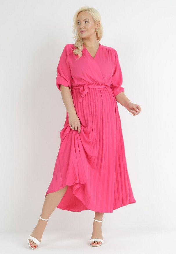 Born2be - Różowa Plisowana Sukienka Maxi z Kopertowym Dekoltem i Wiązaniem w Talii Lariah. Kolekcja: plus size. Kolor: różowy. Materiał: materiał. Typ sukienki: kopertowe. Długość: maxi