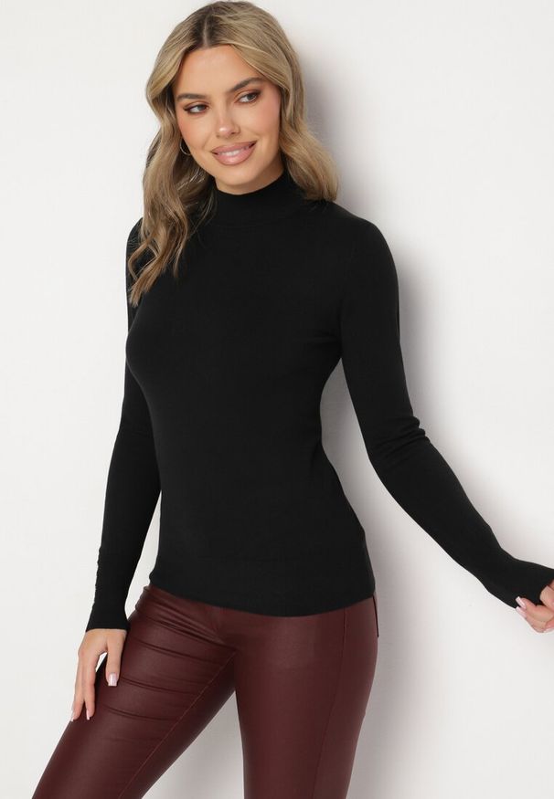 Born2be - Czarny Sweter Półgolf Ozdobiony Guzikami przy Rękawach Delianor. Okazja: na spotkanie biznesowe, na co dzień. Kolor: czarny. Materiał: jeans. Długość rękawa: długi rękaw. Długość: długie. Wzór: aplikacja. Sezon: jesień. Styl: biznesowy, klasyczny, elegancki, casual