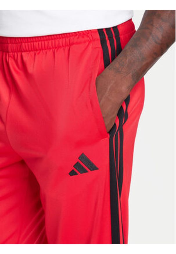 Adidas - adidas Dres Basic 3-Stripes JI8852 Czerwony Regular Fit. Kolor: czerwony. Materiał: syntetyk