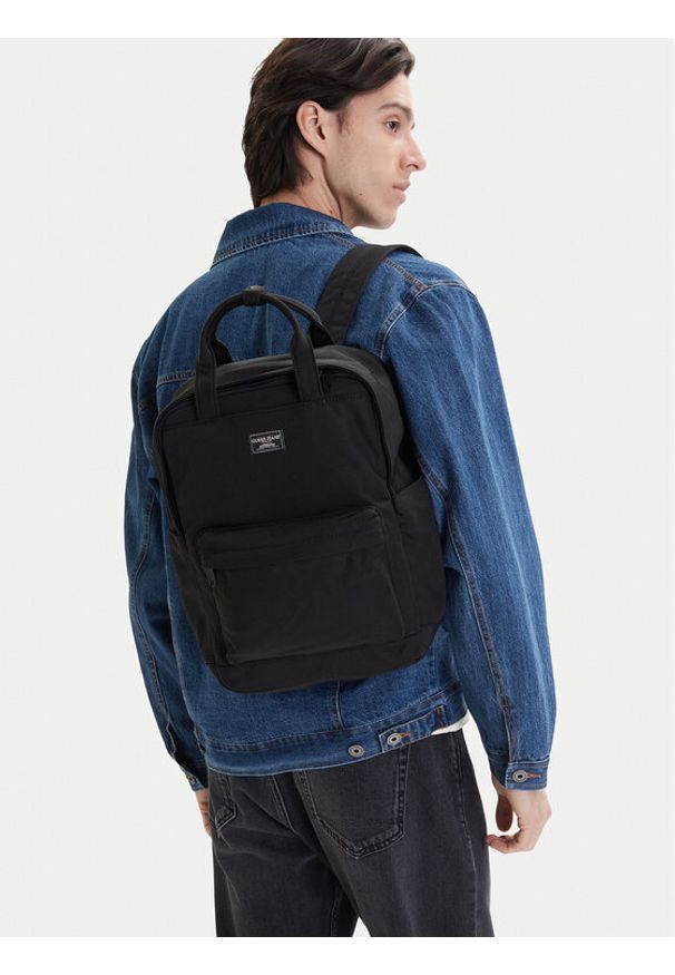 Guess Jeans Plecak M6RZ19 WP632 Czarny. Kolor: czarny. Materiał: materiał