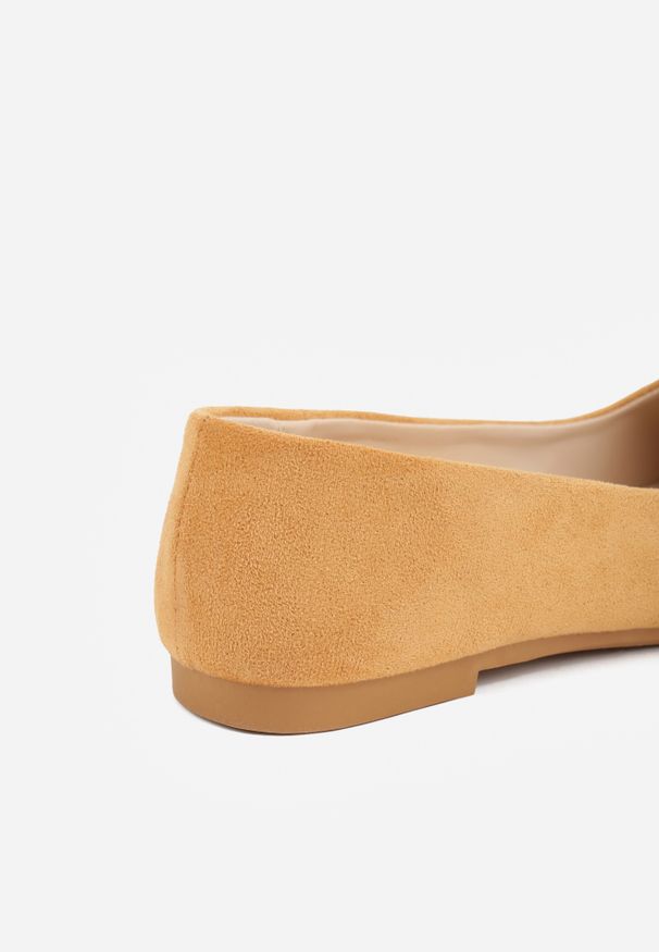 Renee - Brązowe Casualowe Balerinki na Płaskiej Podeszwie z Metaliczną Aplikacją Chrissti. Okazja: na co dzień. Nosek buta: okrągły. Kolor: brązowy. Materiał: jeans. Wzór: aplikacja. Sezon: wiosna, lato. Obcas: na płaskiej podeszwie. Styl: casual