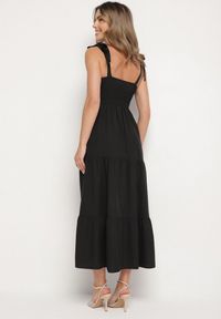 Born2be - Czarna Rozkloszowana Sukienka z Wiskozą Ozdobiona Wiązaniem na Ramiączkach Meravessa. Okazja: na spacer. Kolor: czarny. Materiał: wiskoza. Długość rękawa: na ramiączkach. Wzór: aplikacja #4