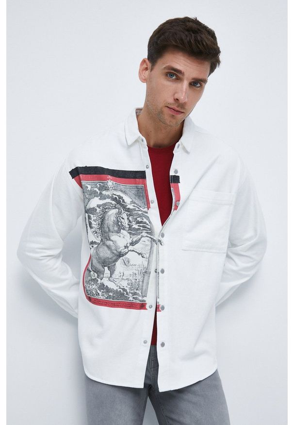 medicine - Medicine koszula bawełniana męska kolor biały relaxed z kołnierzykiem klasycznym. Typ kołnierza: kołnierzyk klasyczny. Kolor: biały. Materiał: bawełna. Długość rękawa: długi rękaw. Długość: długie. Wzór: nadruk. Styl: klasyczny