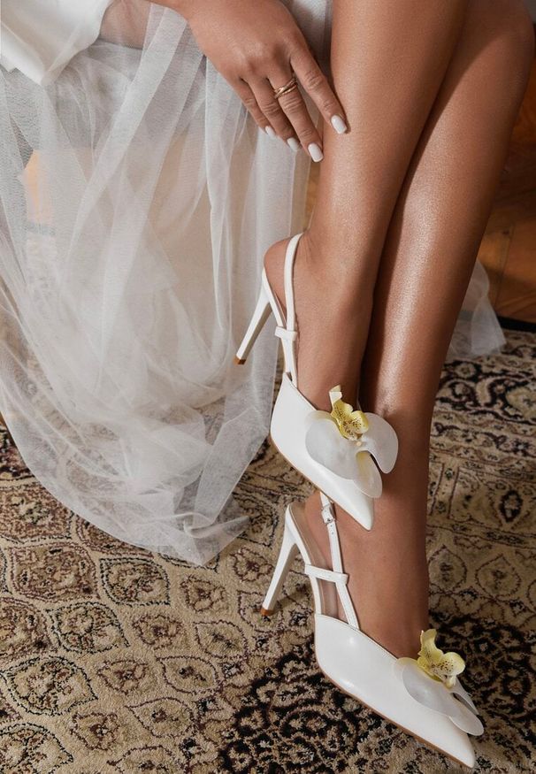 Renee - Białe Sandały na Szpilce Vices Slingback z Kwiatem 3D Koviano. Okazja: na ślub cywilny, na wesele, na imprezę. Zapięcie: sprzączka. Kolor: biały. Wzór: kwiaty. Obcas: na szpilce. Styl: elegancki, klasyczny