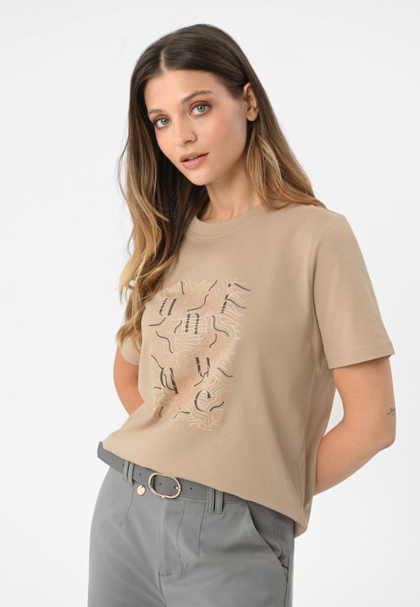 Volcano - Koszulka z wzorem, Comfort Fit, T-UNIQ. Okazja: na co dzień. Kolor: beżowy. Materiał: materiał, prążkowany, bawełna, jeans. Długość rękawa: krótki rękaw. Długość: krótkie. Wzór: napisy, nadruk. Styl: klasyczny, casual, elegancki