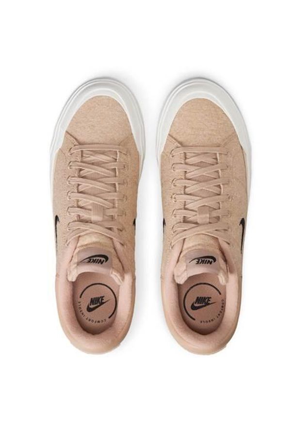 Buty do chodzenia damskie Nike Court Legacy Lift W. Zapięcie: sznurówki. Kolor: wielokolorowy, brązowy. Materiał: guma, materiał, tkanina. Szerokość cholewki: normalna. Model: Nike Court. Sport: turystyka piesza