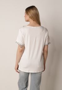 Born2be - Biała Wiskozowa Bluzka na Krótki Rękaw z Etno Haftem z Metaliczną Nicią Aiopa. Okazja: do pracy, na co dzień, na spotkanie biznesowe. Kolekcja: plus size. Kolor: biały. Materiał: wiskoza. Długość rękawa: krótki rękaw. Długość: krótkie. Wzór: haft. Styl: etno #6