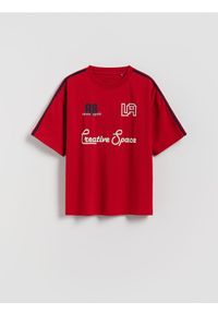 Reserved - Bawełniany t-shirt z nadrukami - czerwony. Kolor: czerwony. Materiał: bawełna. Wzór: nadruk #1