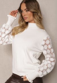 Renee - Biały Półgolf Sweter z Wiskozą Ściągaczem i Koronką Liasara. Kolor: biały. Materiał: koronka, wiskoza. Wzór: koronka. Sezon: zima #4
