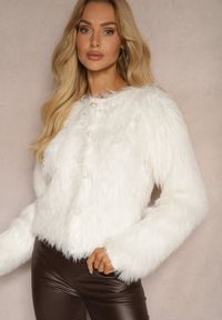 Renee - Biały Puchaty Kardigan Futrzany z Ozdobnymi Guziczkami Nelilla. Okazja: na co dzień. Kolor: biały. Materiał: futro. Długość rękawa: długi rękaw. Długość: długie. Styl: klasyczny, casual