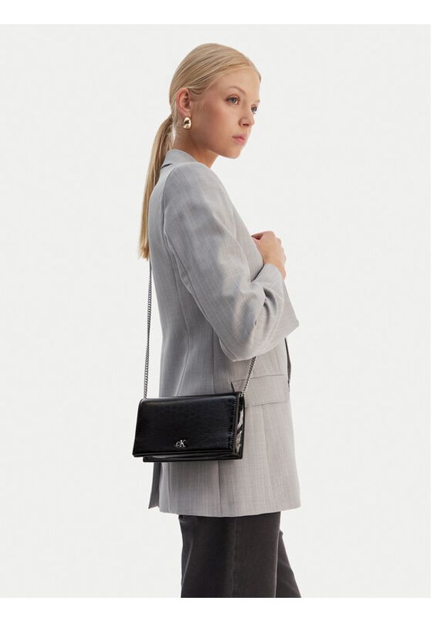 Calvin Klein Torebka Ck Metallic Wallet On Chain LV04F3320G Czarny. Kolor: czarny. Materiał: skórzane