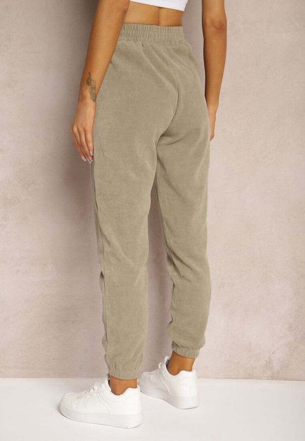 Renee - Ciemnozielone Dresowe Spodnie z Bawełną High Waist Wykończone w Pasie Gumką Ekadela. Stan: podwyższony. Kolor: zielony. Materiał: bawełna, dresówka