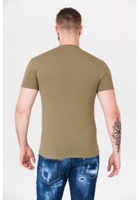 Guess - GUESS Khaki t-shirt męski w serek z elastanem. Typ kołnierza: dekolt w serek. Kolor: zielony. Materiał: elastan. Wzór: aplikacja