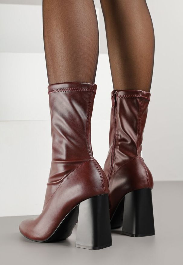 Renee - Bordowe Przylegające Botki Vices na Słupkowym Obcasie Nevitte. Okazja: na co dzień, na imprezę. Kolor: czerwony. Materiał: skóra, koronka. Obcas: na obcasie. Styl: casual, elegancki, klasyczny. Wysokość obcasa: średni