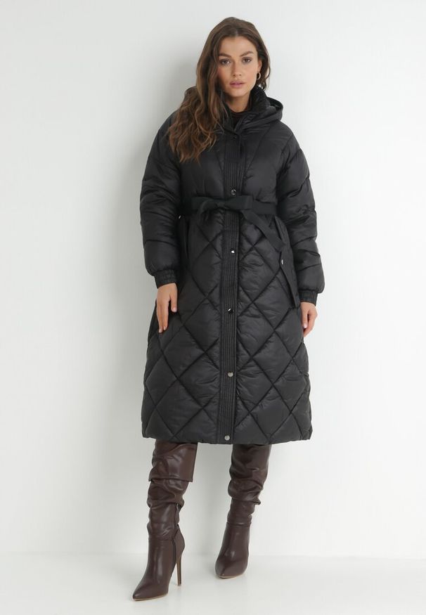 Born2be - Czarna Kurtka za Kolano Pikowana z Wiązanym Paskiem Claze. Kolor: czarny. Materiał: materiał. Sezon: zima