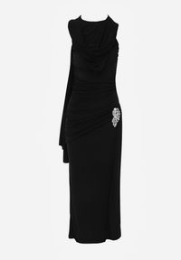 Renee - Czarna Wieczorowa Sukienka Marszczona z Wszytym Szalem i Biżuteryjną Broszką Cezalia. Okazja: na wesele, na studniówkę, na ślub cywilny. Kolor: czarny. Typ sukienki: proste. Styl: wizytowy #10