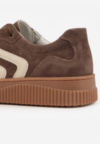 Born2be - Ciemnobrązowe Zamszowe Sneakersy w Stylu Kultowych Tenisówek ze Skórzaną Wkładką Berosele. Okazja: na co dzień. Kolor: brązowy. Materiał: zamsz, skóra #5