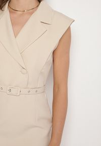 Born2be - Beżowa Dopasowana Sukienka Ozdobiona Paskiem z Klamrą Nandelli. Okazja: na spotkanie biznesowe. Typ kołnierza: dekolt w kształcie V. Kolor: beżowy. Wzór: aplikacja. Typ sukienki: dopasowane. Styl: biznesowy #4