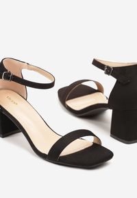 Renee - Czarne Sandały Vices na Słupku z Kwadratowym Noskiem Galamia. Okazja: na co dzień. Kolor: czarny. Materiał: jeans. Obcas: na słupku. Styl: klasyczny, casual, elegancki. Wysokość obcasa: średni