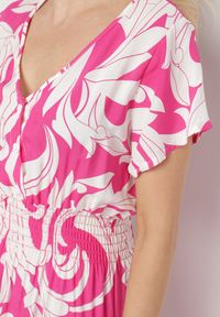 Born2be - Różowa Sukienka z Bawełny Ozdobiona Guzikami i Geometrycznym Wzorem Talissea. Okazja: na co dzień. Typ kołnierza: dekolt w kształcie V. Kolor: różowy. Materiał: bawełna. Wzór: geometria, aplikacja. Sezon: lato. Styl: casual #3