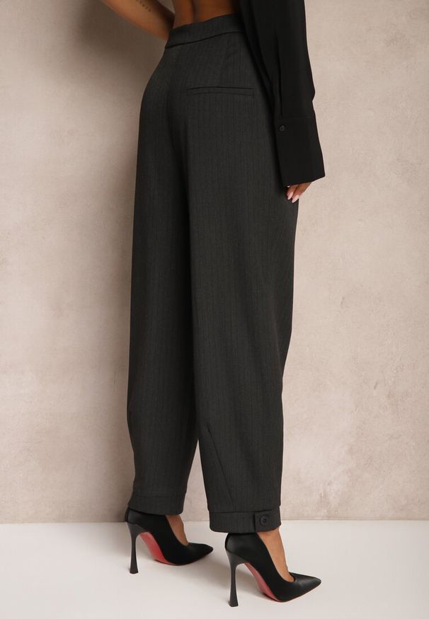 Renee - Ciemnoszare Garniturowe Spodnie o Szerokich Nogawkach Lekko Prążkowane High Waist Belbanne. Okazja: na spotkanie biznesowe. Stan: podwyższony. Kolor: szary. Materiał: prążkowany. Styl: wizytowy, biznesowy, elegancki