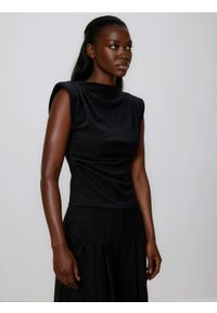 Reserved - Bluzka z poduszkami na ramionach - czarny. Kolor: czarny. Materiał: dzianina. Wzór: gładki