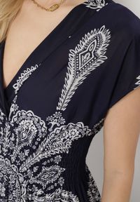 Born2be - Granatowa Sukienka w Ornamentalny Wzór z Kopertowym Dekoltem i Gumką w Talii Elasevia. Typ kołnierza: dekolt kopertowy. Kolor: niebieski. Długość rękawa: krótki rękaw. Typ sukienki: kopertowe #7
